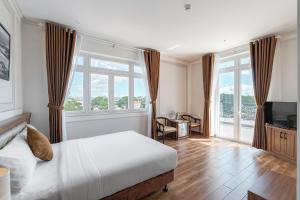 Postel nebo postele na pokoji v ubytování PINE VIEW Hotel Dalat