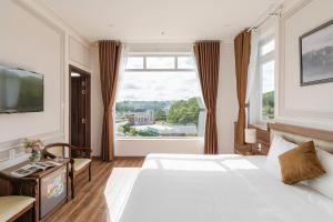 Postel nebo postele na pokoji v ubytování PINE VIEW Hotel Dalat