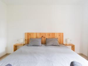 una camera con un grande letto con due lampade di Casa Tindaya - 5 min walk from the Sea a Corralejo