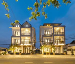 ダラットにあるBoho Boutique Dalat Hotel & Apartmentの白い大きな建物