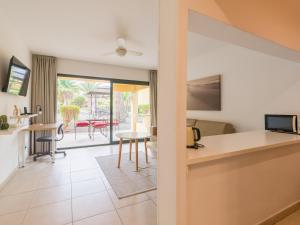 uma cozinha e sala de estar com vista para um pátio em Casa Tindaya - 5 min walk from the Sea em Corralejo