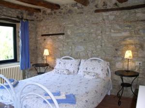 a bedroom with a bed in a stone wall at B&b Il Tulipano in Polverara