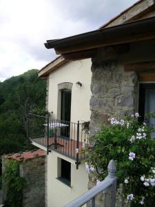 a house with a balcony on the side of it at B&b Il Tulipano in Polverara