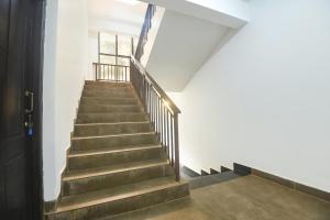 uma escada que conduz a uma janela num edifício em FabExpress Holiday Suites em Benaulim
