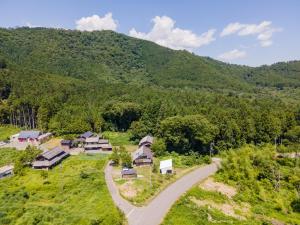 una vista aérea de un pueblo con una montaña en 山里暮らし交房　風結い, 