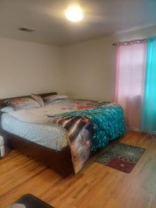 a bedroom with a bed in a room at Cosy Bedroom 12mins to Airport Prudential NJIT UMDJ Penn Station in Newark
