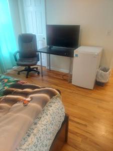 a bedroom with a desk and a chair and a table at Cosy Bedroom 12mins to Airport Prudential NJIT UMDJ Penn Station in Newark