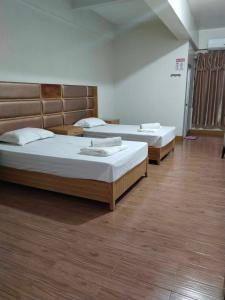 Giường trong phòng chung tại Meaco Royal Hotel - Valenzuela