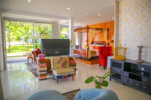Un televizor și/sau centru de divertisment la Summer Luxury Beach Resort & Spa