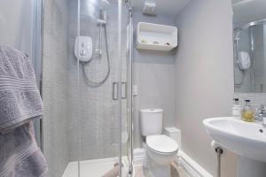 a bathroom with a shower and a toilet and a sink at Elliot Oliver - Modern 2 Bedroom Town Centre Apartment in Cheltenham