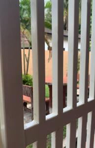 - une vue sur une table à travers une clôture blanche dans l'établissement BUTIK VILLA, à Port Dickson
