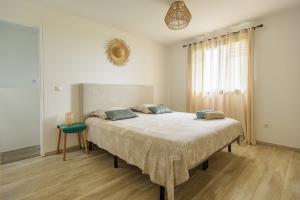 Ένα ή περισσότερα κρεβάτια σε δωμάτιο στο Mélo Appart avec sa terrasse spacieuse et vue entre Mer & montagne