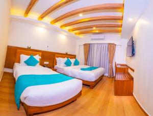 Una cama o camas en una habitación de Pokhara Alpine and Springs