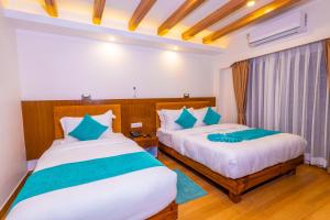 Una cama o camas en una habitación de Pokhara Alpine and Springs