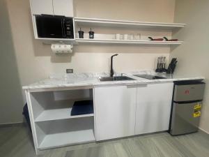 Kuchyň nebo kuchyňský kout v ubytování Apartamentos AEROPUERTO