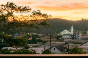 vista para uma pequena cidade ao pôr-do-sol em PINE VIEW Hotel Dalat em Da Lat