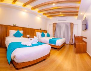 Una cama o camas en una habitación de Pokhara Alpine and Springs