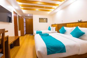 Una cama o camas en una habitación de Pokhara Alpine and Springs