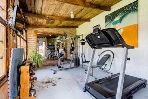 un gimnasio con cinta de correr y equipamiento para hacer ejercicio en una habitación en Quinta María Alfonsina, en Ibarra