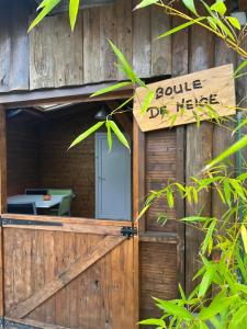 a wooden door with a sign that reads roule deller at Les Gîtes de la Bergerie - Boule de Neige in Meximieux