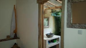 een badkamer met een kom op een kleine tafel bij Carik Tangis Boutique Homestay in Jatiluwih