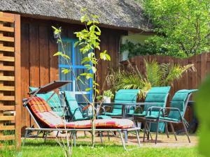 eine Gruppe von Stühlen, die vor einem Haus sitzen in der Unterkunft Ferienhaus An der Heide in Neuendorf Heide