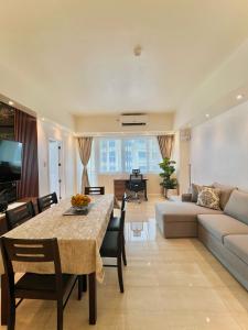 a living room with a table and a couch at Relaxing 1BR Suite in La Mirada in Mactan