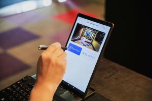 TV i/ili multimedijalni sistem u objektu Takamiya Hotel Hammond