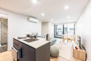 ครัวหรือมุมครัวของ Convenient Located 2 bedroom apartment in Braddon