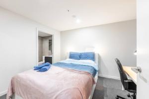 เตียงในห้องที่ Convenient Located 2 bedroom apartment in Braddon