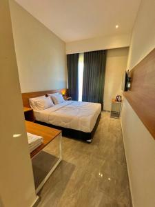 um quarto de hotel com duas camas e uma janela em The Royal Joglo em Tepus