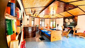 een woonkamer met een bank en een tafel bij Bougan Villea Retreat in Bodufolhudhoo