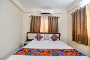 Ένα ή περισσότερα κρεβάτια σε δωμάτιο στο FabHotel New Annapurna Plaza - Nr Axis Mall