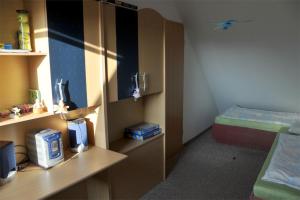 Neuendorf HeideにあるFerienhaus An der Heideのベッドとキャビネット付きの部屋1室を利用する客室です。