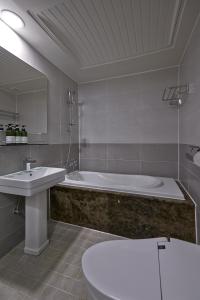 y baño con bañera, lavabo y aseo. en Busan Beach Hotel Busan Songdo en Busan