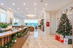 PINE VIEW Hotel Dalat في دالات: شجرة عيد الميلاد في بهو متجر