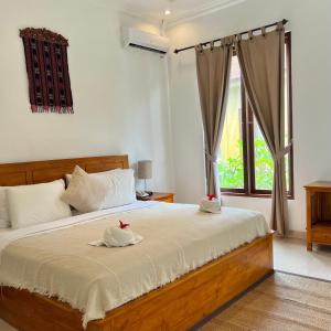 1 dormitorio con 1 cama con 2 toallas en Kubu Bali Baik Villa & Resort - CHSE Certified, en Ubud