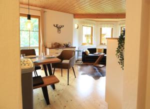 een keuken en een woonkamer met een tafel en stoelen bij Wohnung in Bach mit Terrasse und Garten in Bad Kleinkirchheim