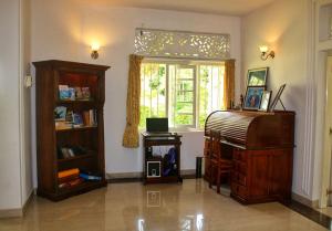 uma sala de estar com um piano e uma janela em Silvawood Banglow em Rangala