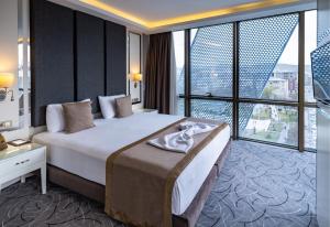 A bed or beds in a room at The Conforium Hotel Van