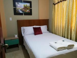 1 dormitorio con 1 cama con 2 toallas en Hostal Aventura Total Perú_lunahuana, en Lunahuaná