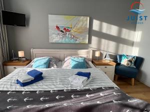 ein Schlafzimmer mit einem Bett mit Handtüchern darauf in der Unterkunft Pension Marie Luise 252 - Zimmer Venusmuschel in Juist