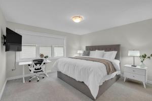 1 dormitorio con cama, escritorio y ordenador en Luxurious and Beautiful House en Ottawa