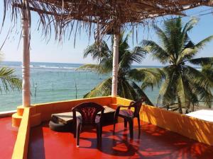 マータラにあるSayuri Beach Hotelの海を見渡すバルコニー(椅子2脚付)