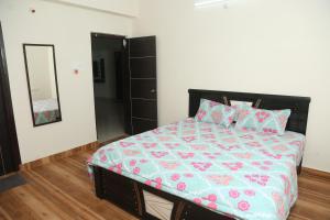 Ліжко або ліжка в номері Mee Homes - Madhapur Fully Furnished 2 BHK Flats