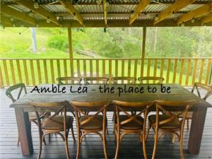 stół na świeżym powietrzu z krzesłami i znakiem na nim w obiekcie Amble Lea NSW Country escape w mieście Bandon Grove