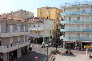 een groep gebouwen in een stad met een straat bij Hotel Splendid in Gabicce Mare