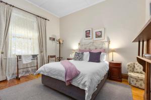 a bedroom with a large bed and a window at Miriams Cottage in Tanunda