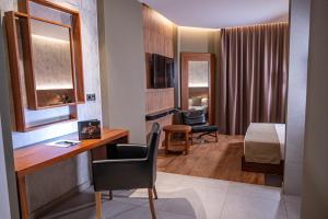 pokój hotelowy z biurkiem i łóżkiem w obiekcie Hotel Luve w mieście San Antonio de Banageber