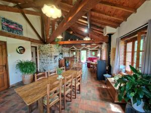 - une salle à manger avec une table et des chaises en bois dans l'établissement Maison d'hôtes Ourdeaux et Gite Chez Rouchon, à Alleyrat